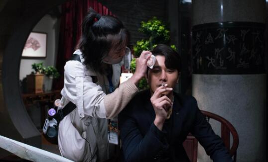 去剧组当化妆师很难吗_惠州剧组化妆师培训
