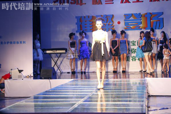 中国化妆学校50强，时代担任深圳秋冬发型发布会化妆